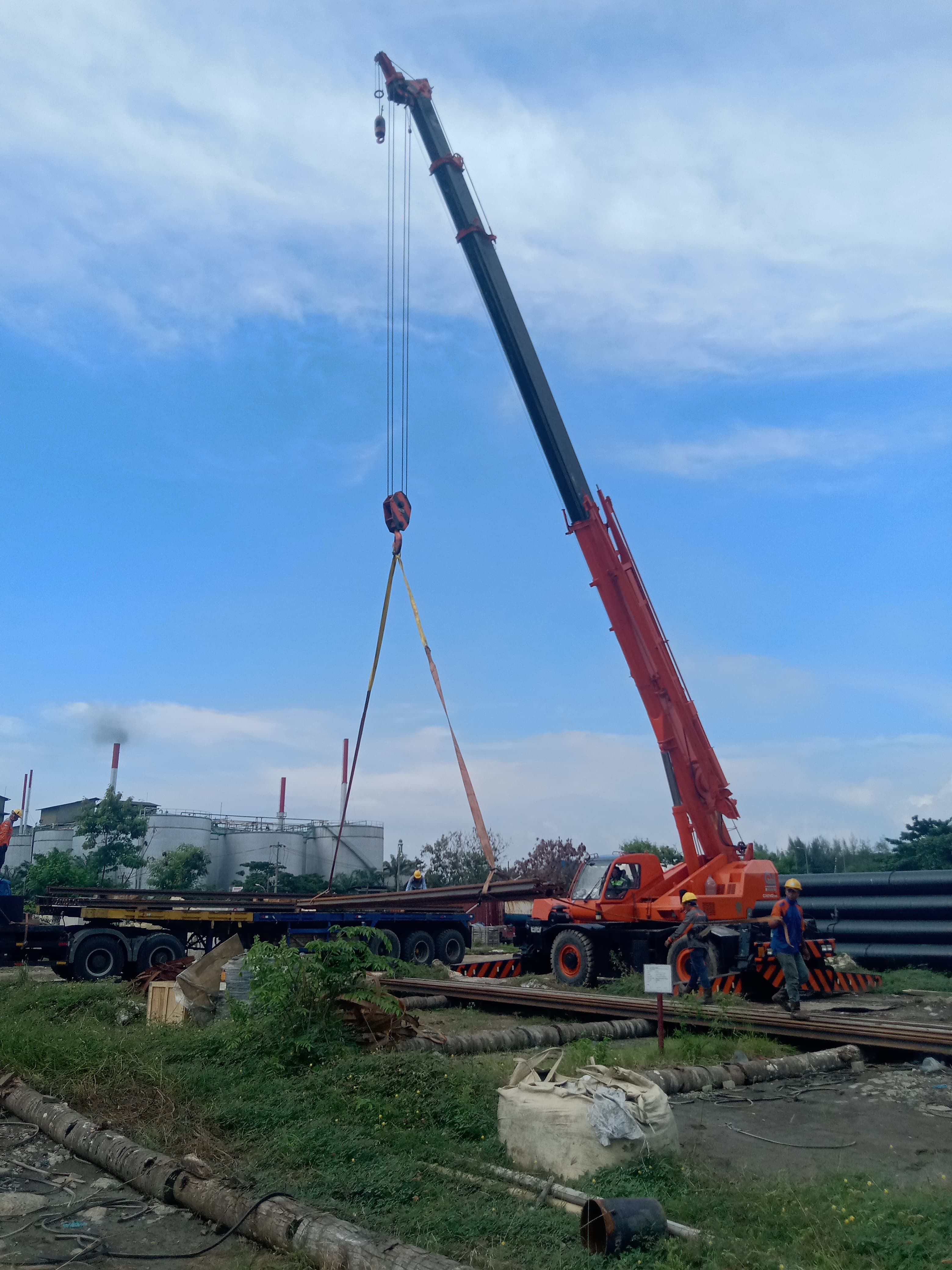 Crane 25 ton bongkar rel kereta - CV. Sakti Trans Nusantara