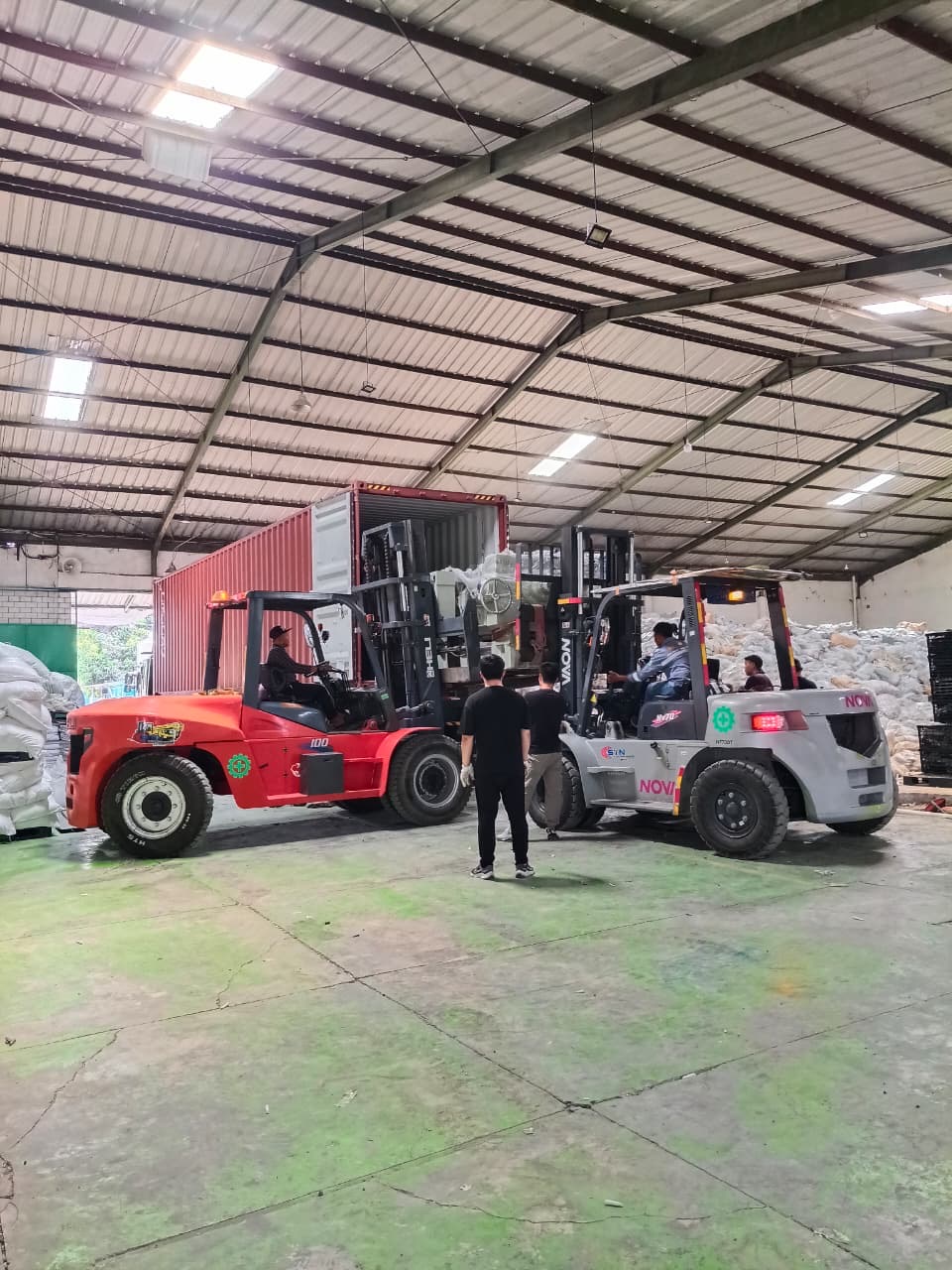 Forklift 10 ton & Forklift 7 Ton menurunkan mesin press - CV. Sakti Trans Nusantara