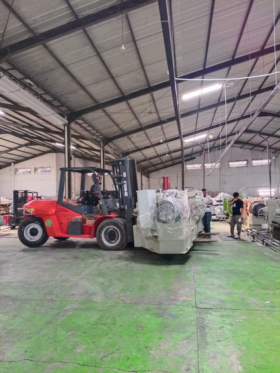 Forklift 10 ton setting mesin  - CV. Sakti Trans Nusantara