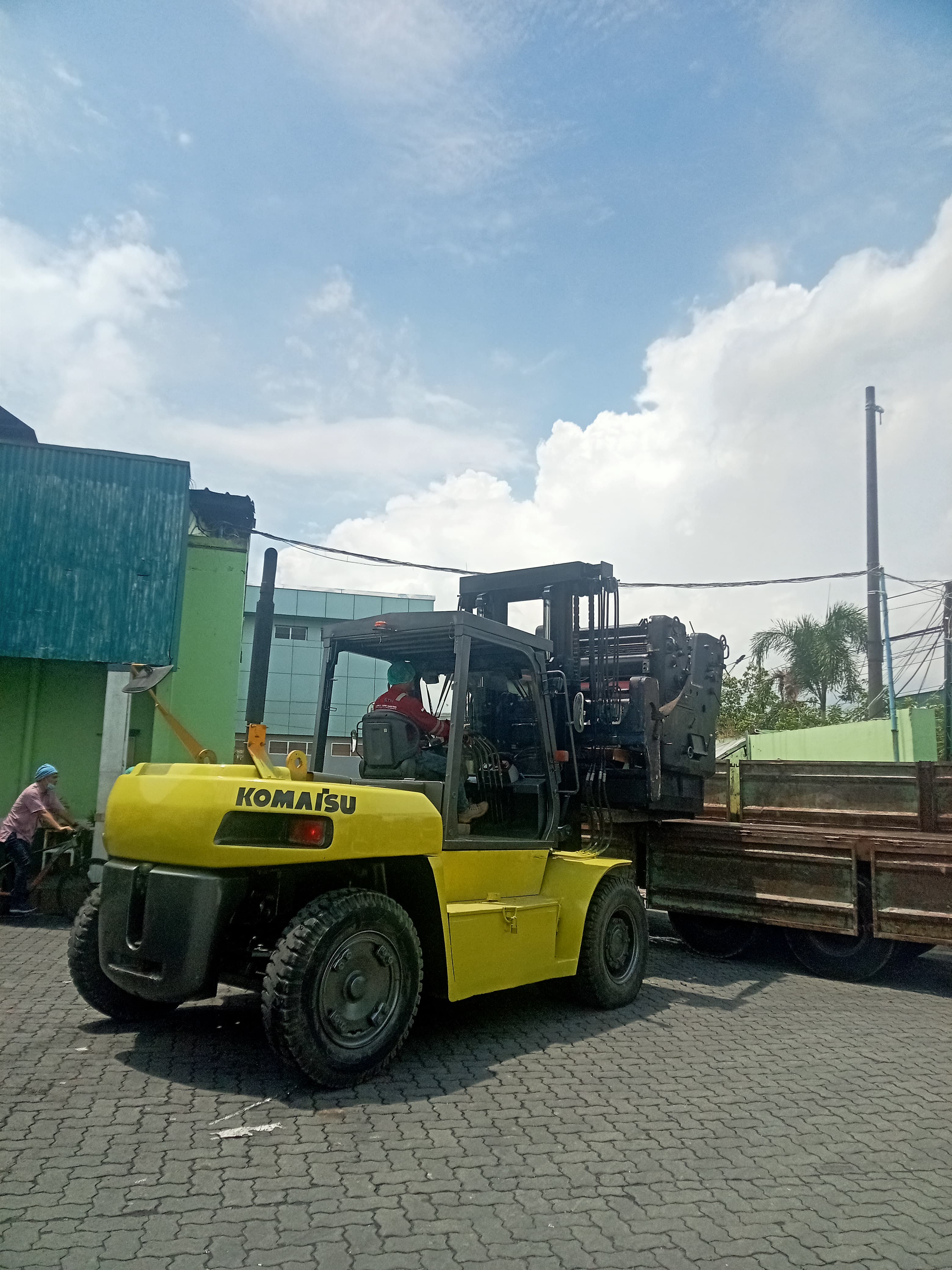 Forklift 12 ton muat mesin kertas pabrik - CV. Sakti Trans Nusantara
