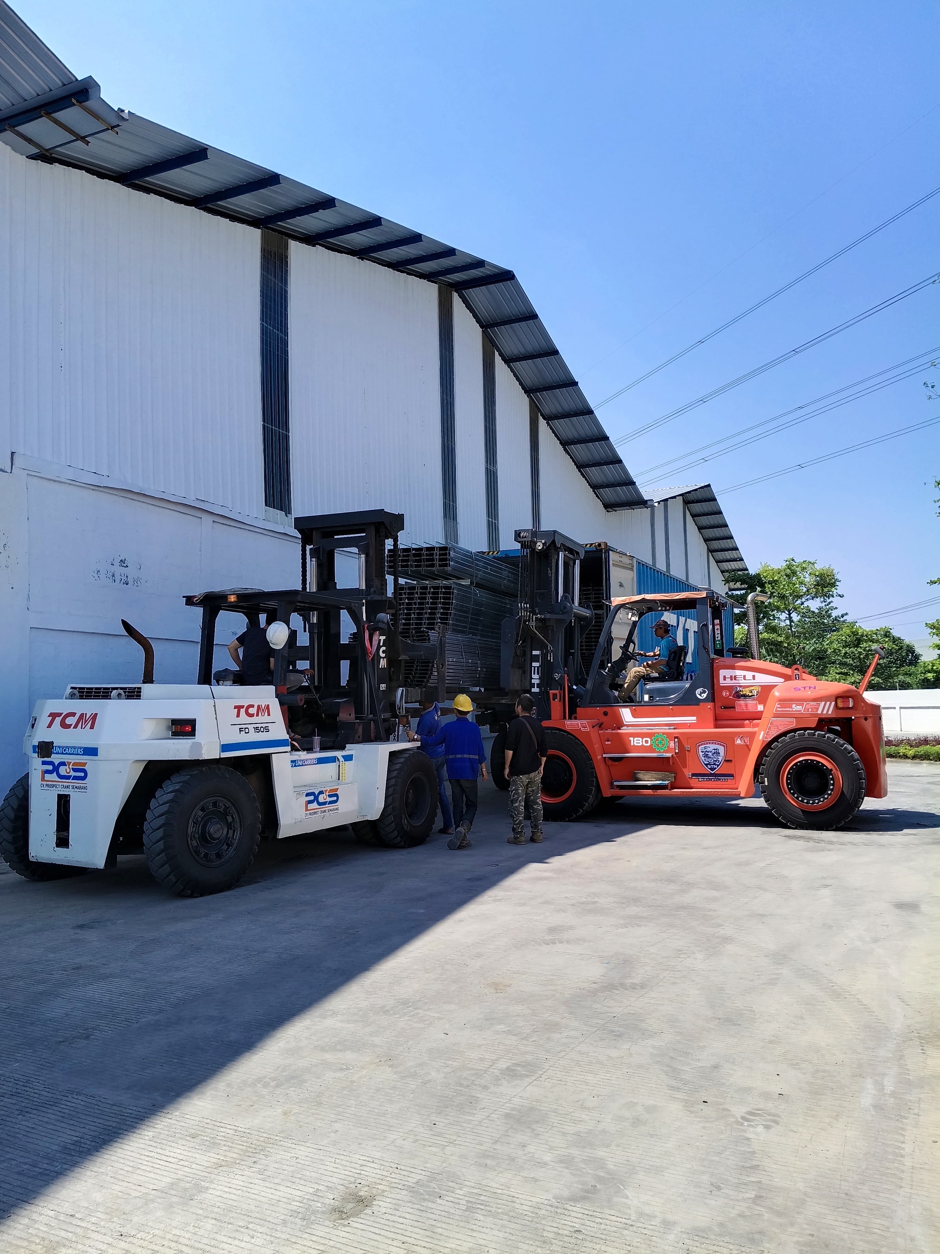 Forklift 15 ton dan Forklift 18 ton bongkar baja - CV. Sakti Trans Nusantara