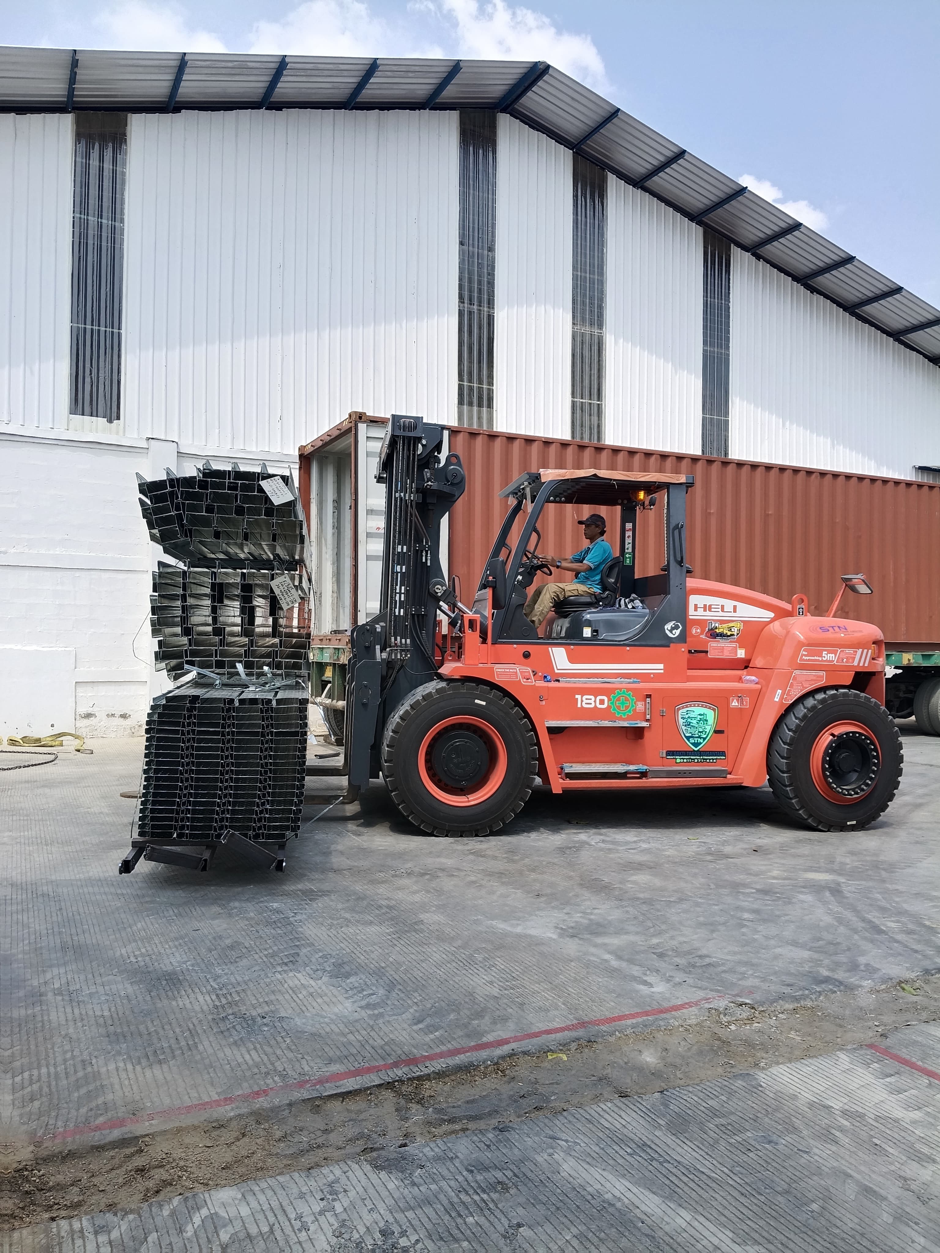 Forklift 18 ton bongkar baja dalam container - CV. Sakti Trans Nusantara