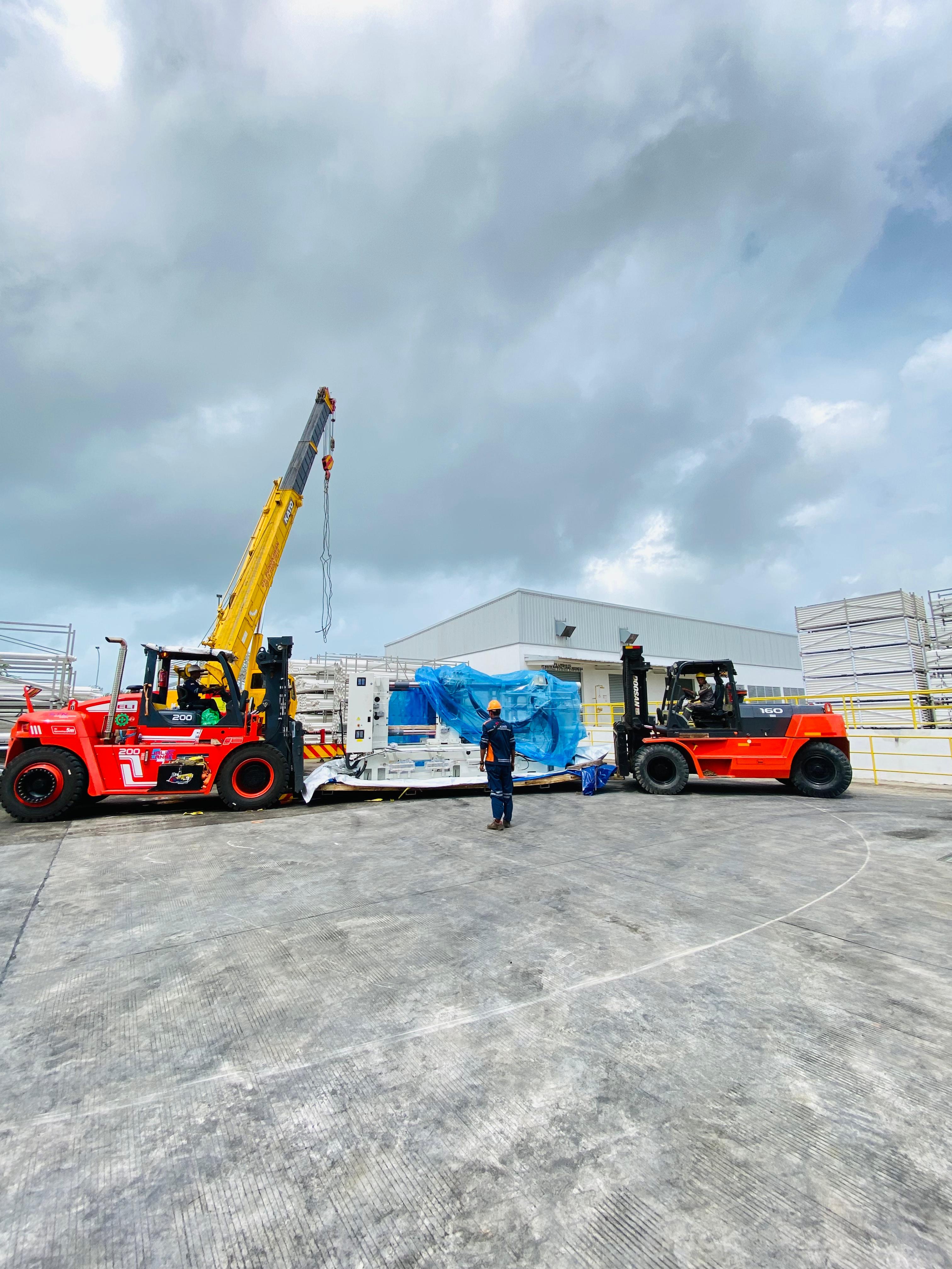 Forklift 20 ton dan Forklift 16 ton setting mesin  - CV. Sakti Trans Nusantara