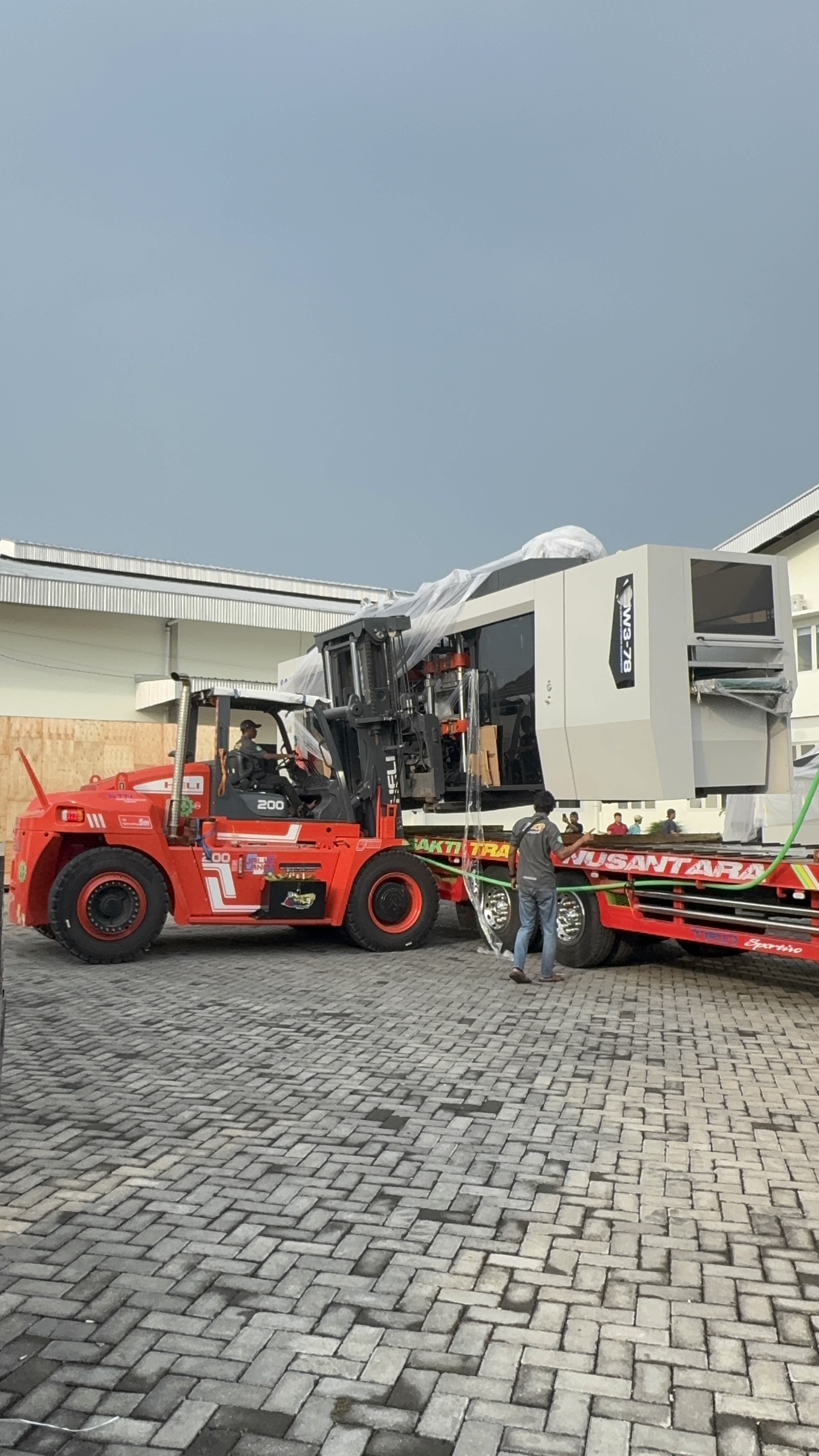 Forklift 20 ton dan logistik muat mesin - CV. Sakti Trans Nusantara