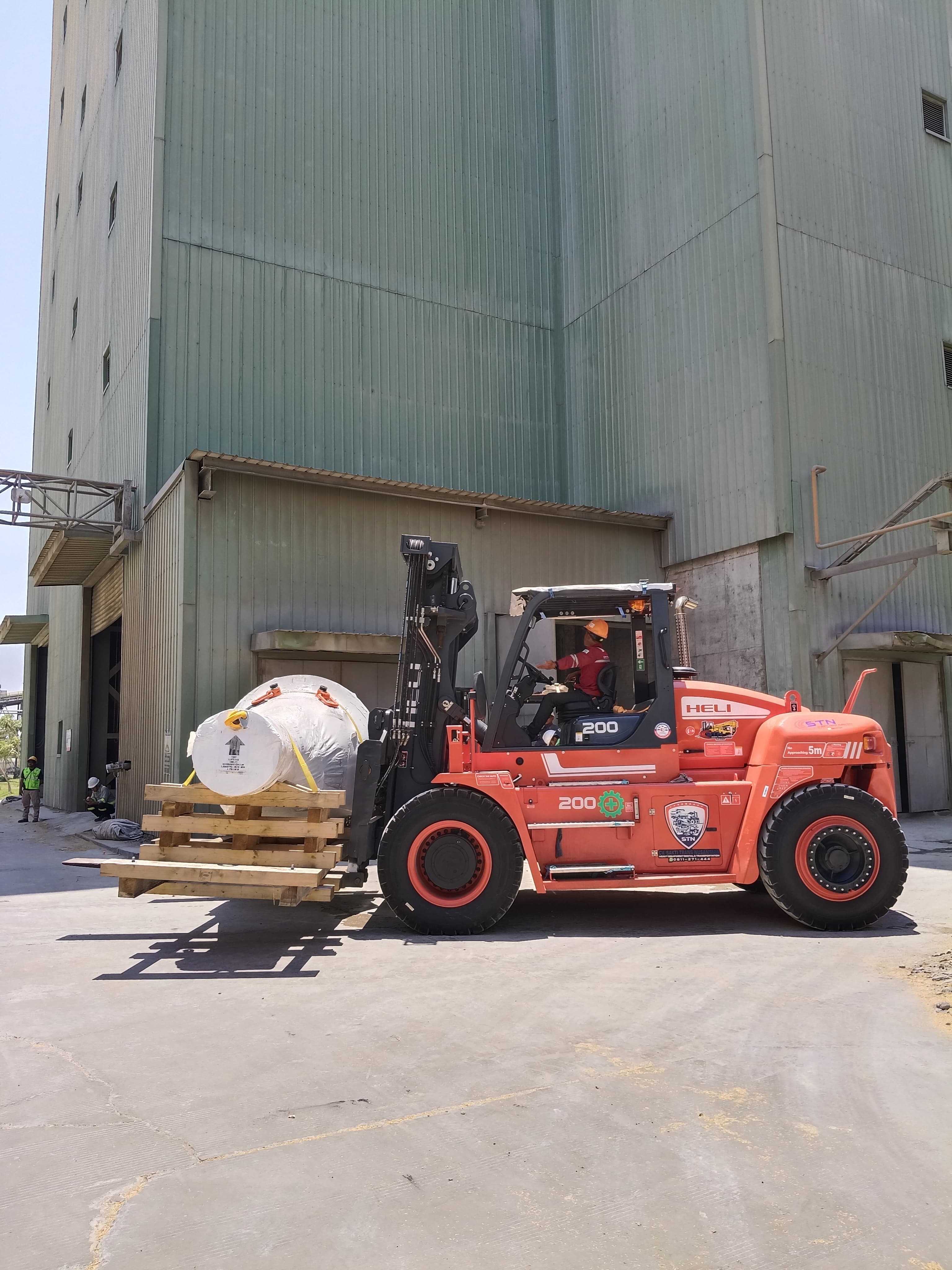 Forklift 20 ton moving mesin semen grobogan - CV. Sakti Trans Nusantara