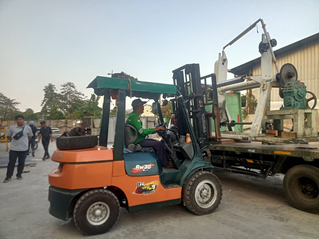 Forklift 3 ton muat mesin kertas pabrik - CV. Sakti Trans Nusantara