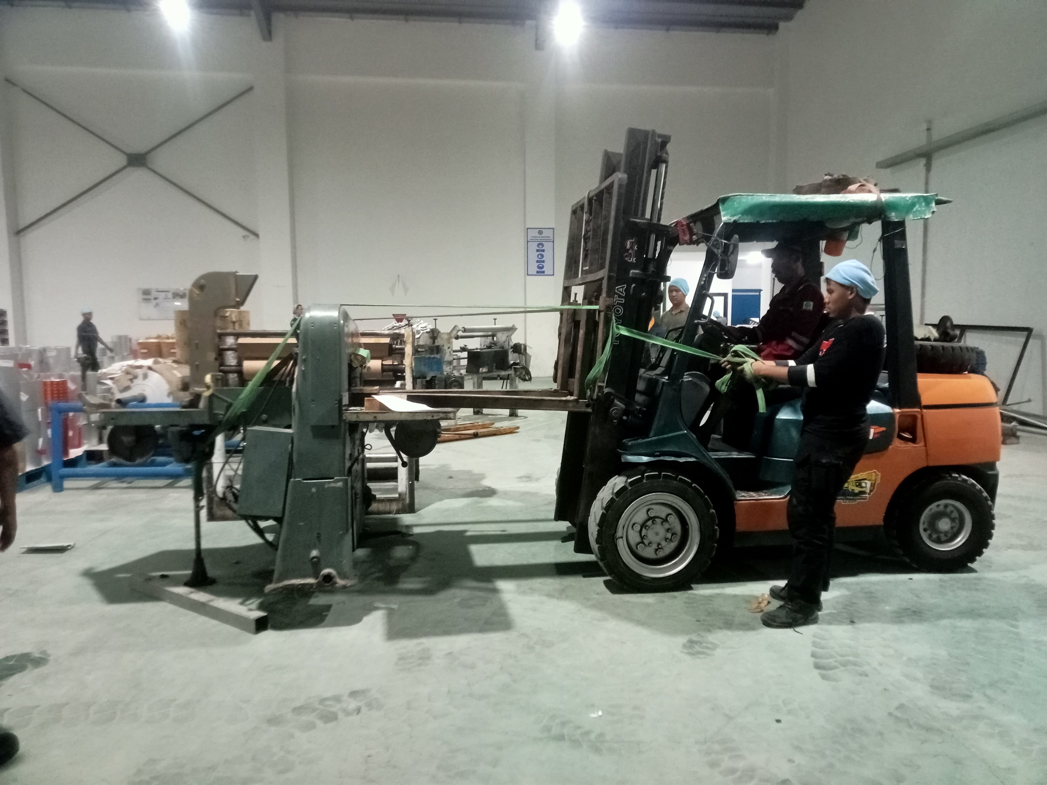 Forklift 3 ton setting mesin pabrik kertas - CV. Sakti Trans Nusantara