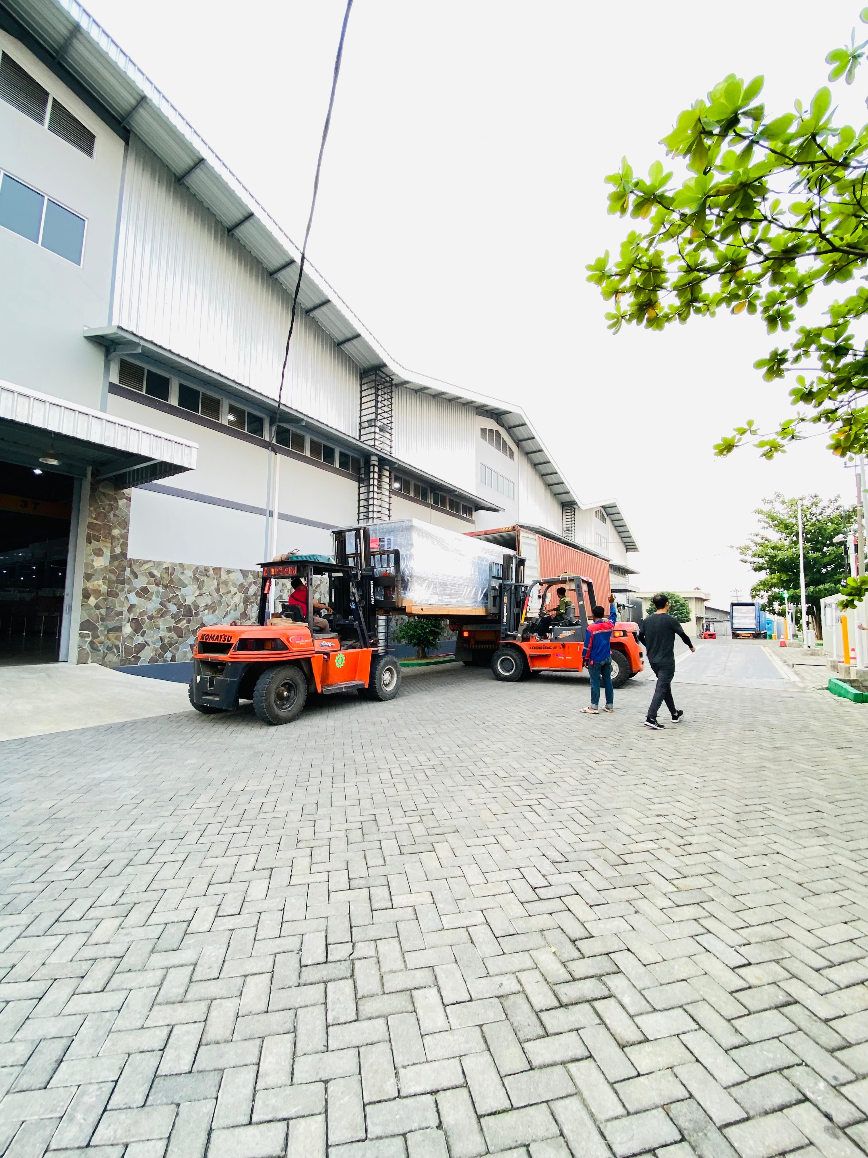 Forklift 7 ton 2 unit bongkar mesin - CV. Sakti Trans Nusantara