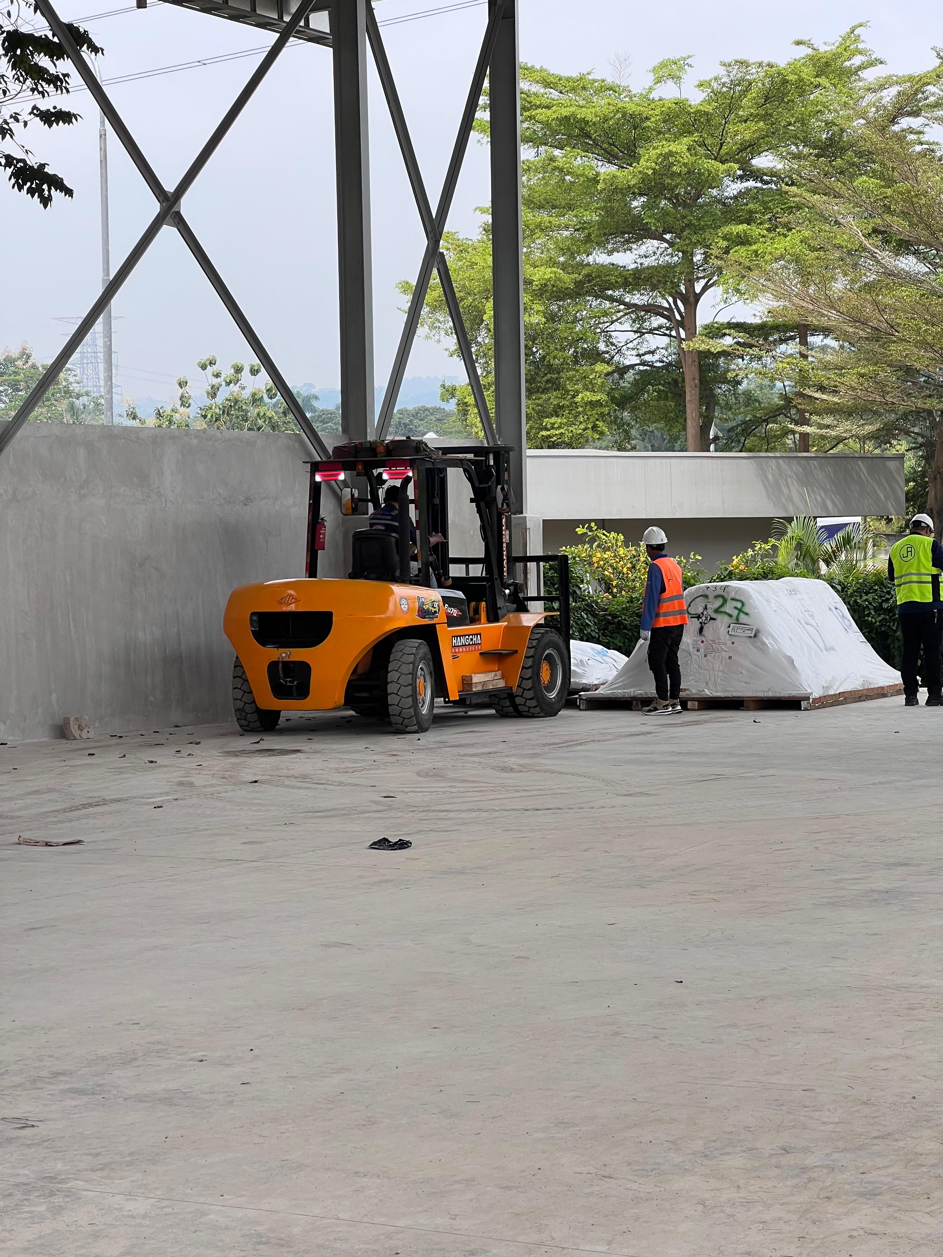 Forklift 7 ton bongkar barang - CV. Sakti Trans Nusantara