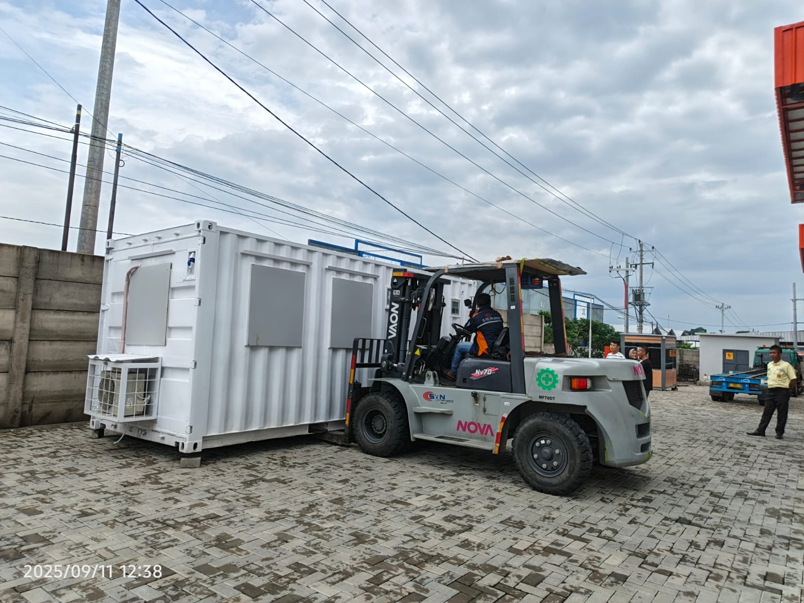 Forklift 7 ton bongkar container office - CV. Sakti Trans Nusantara