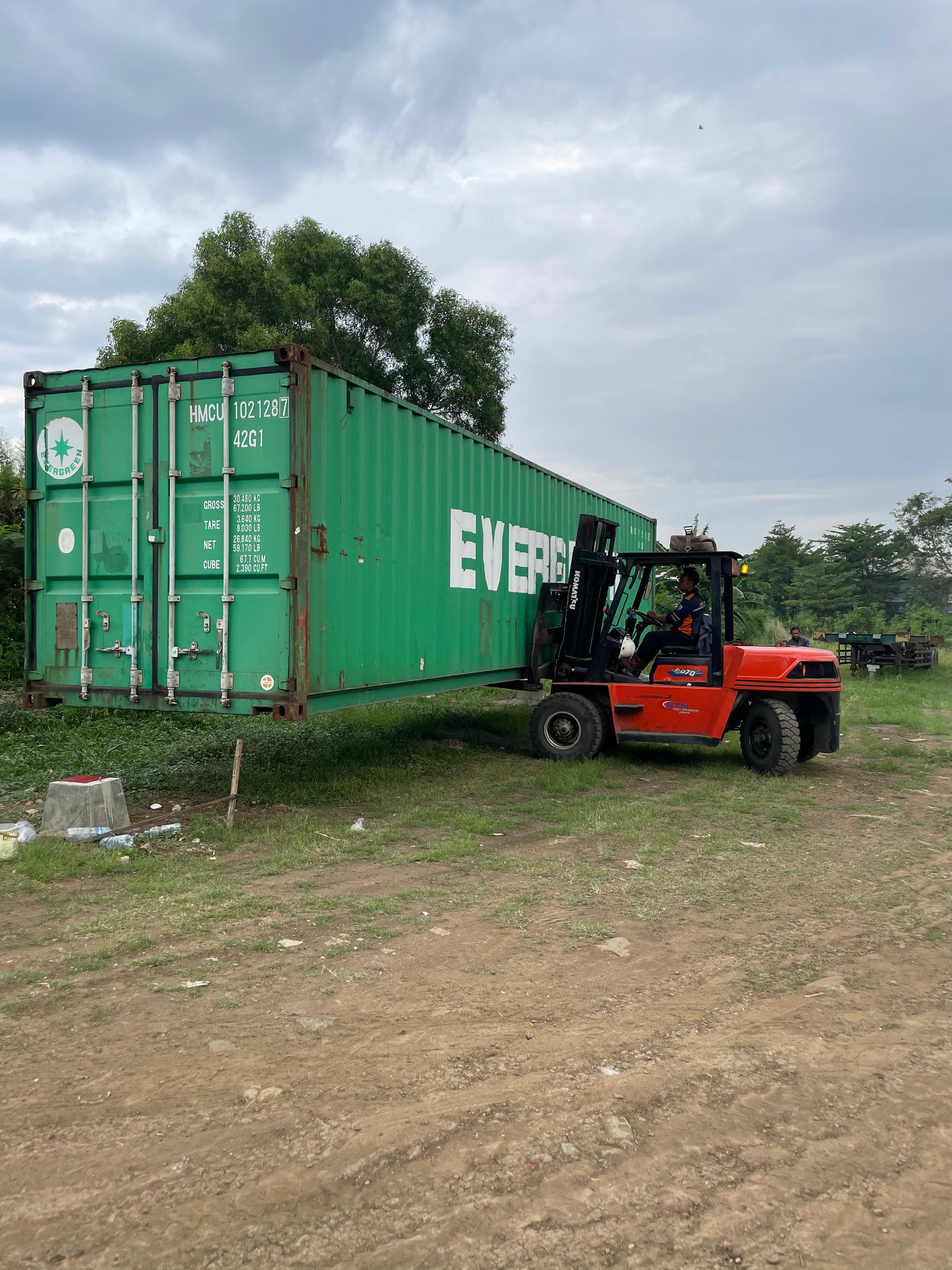Forklift 7 ton kerja muat container 40 ft  - CV. Sakti Trans Nusantara