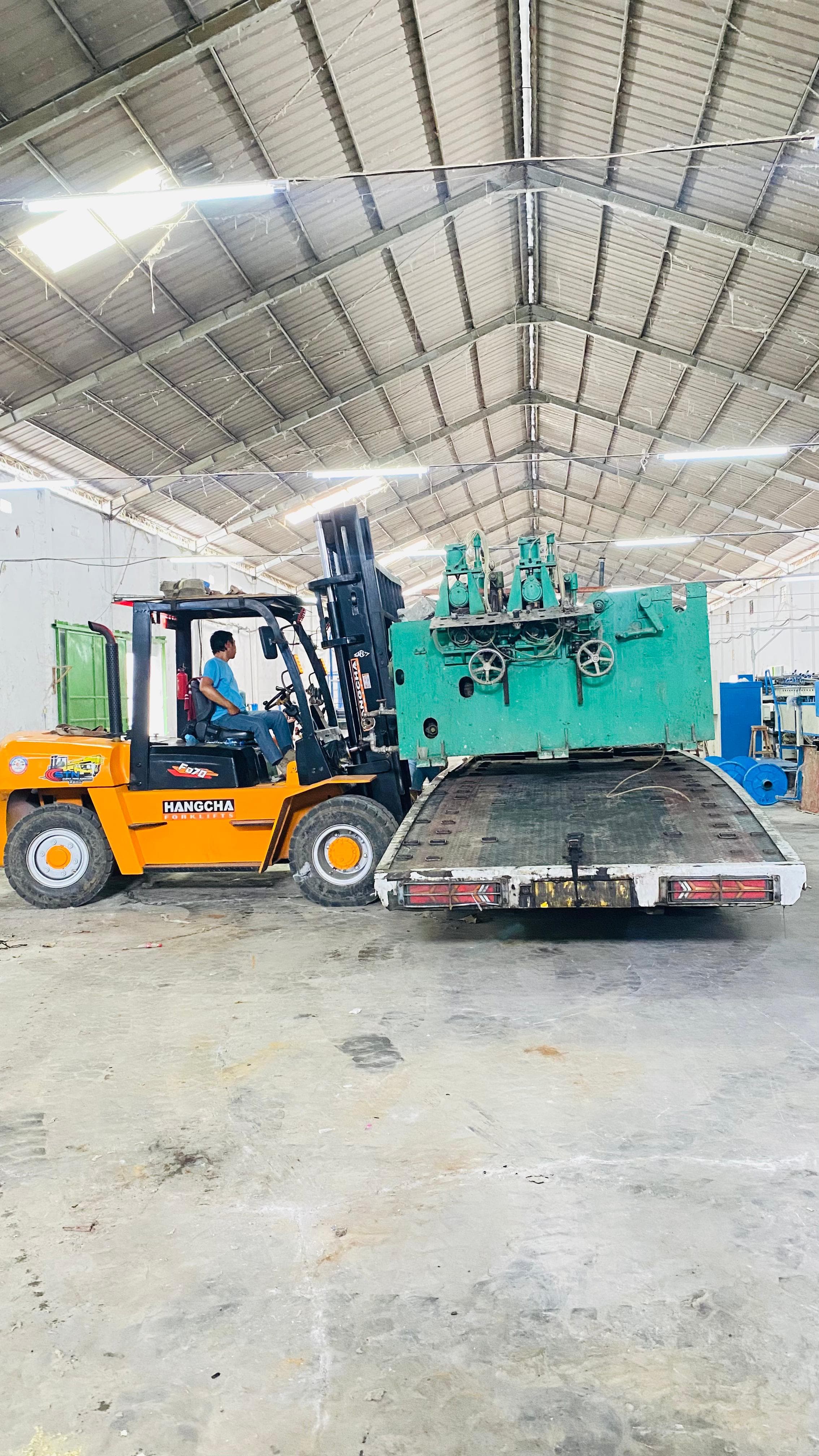 Forklift 7 ton menurunkan geser mesin - CV. Sakti Trans Nusantara