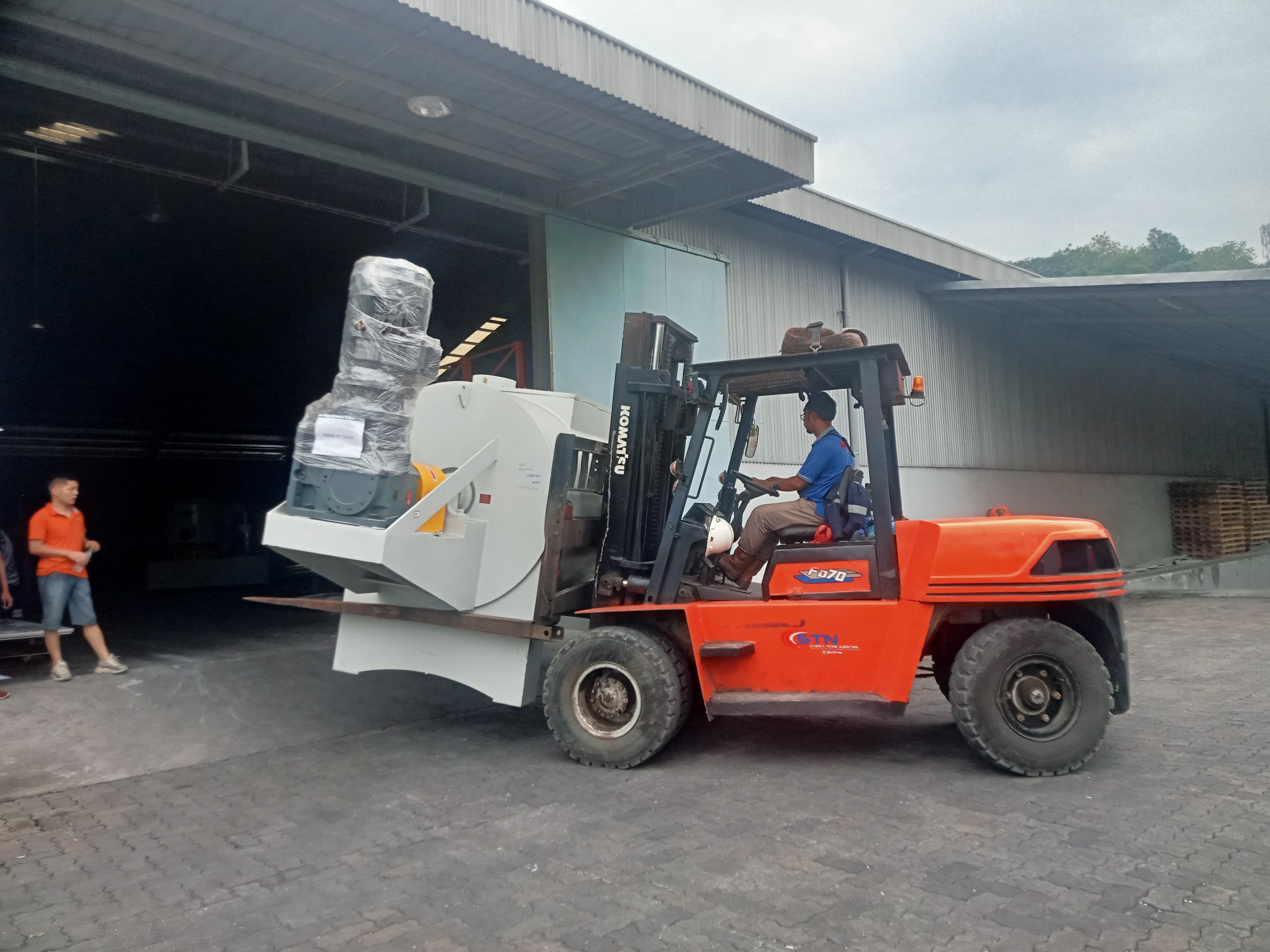 Forklift 7 ton moving mesin kertas - CV. Sakti Trans Nusantara