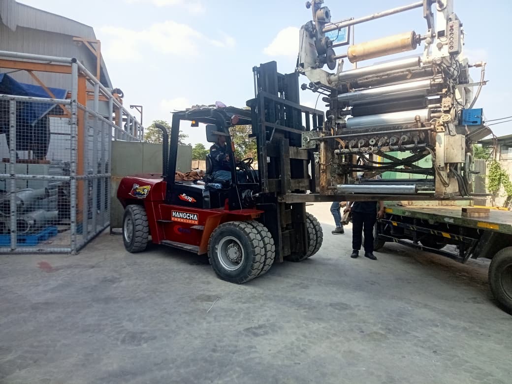 Forklift 7 ton muat mesin kertas pabrik - CV. Sakti Trans Nusantara