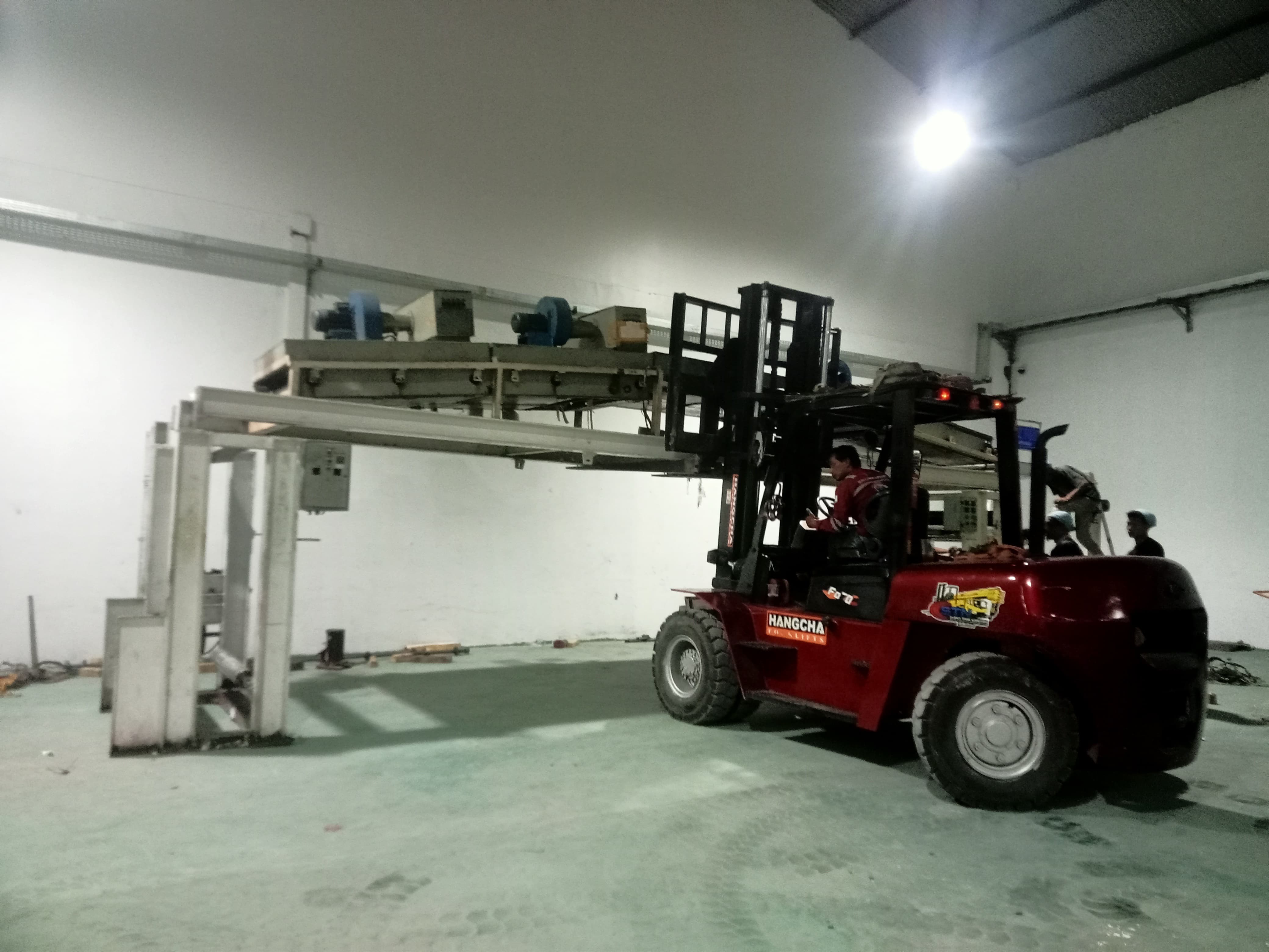 Forklift 7 ton setting mesin pabrik kertas - CV. Sakti Trans Nusantara