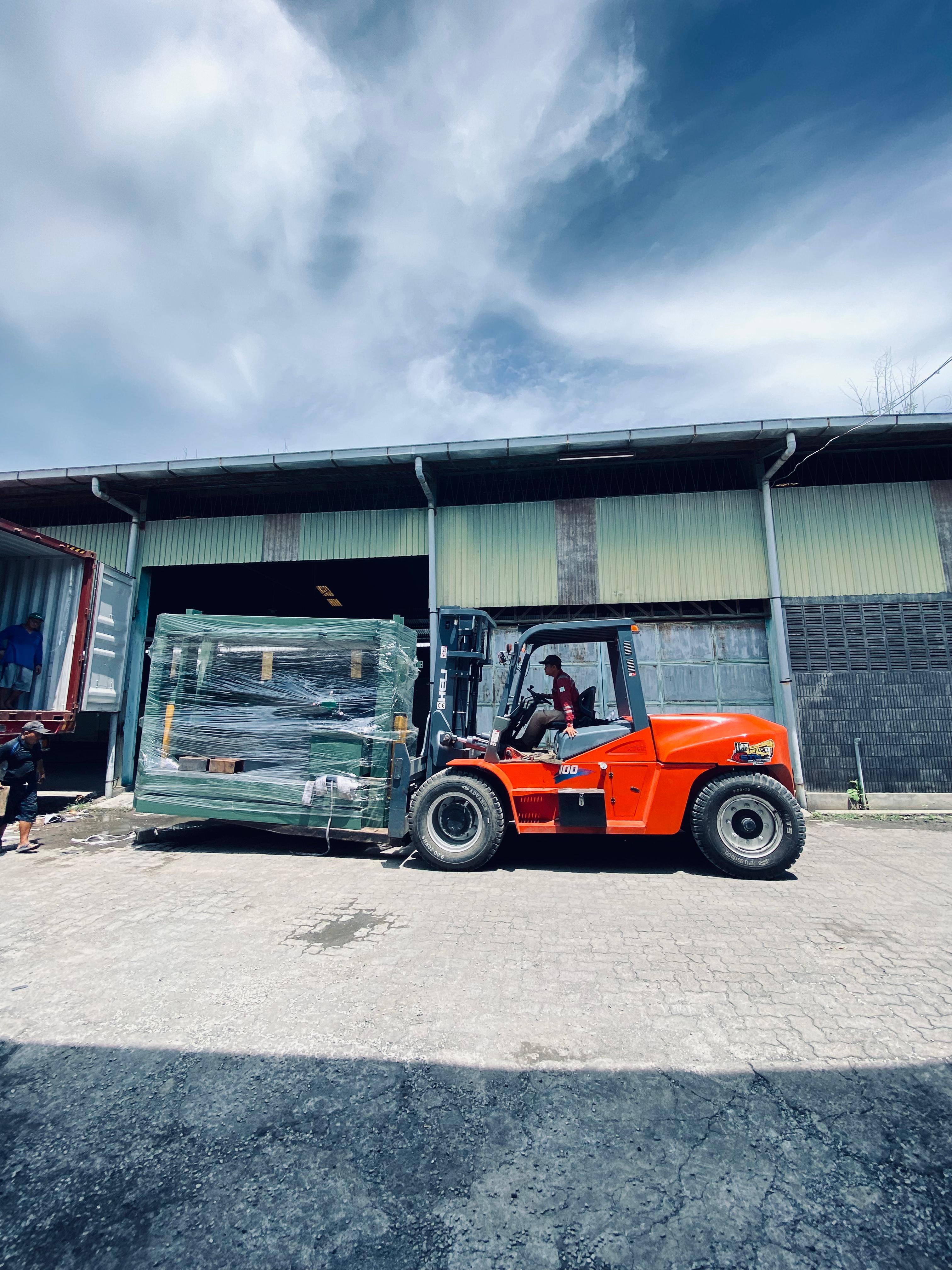 Jasa Forklift Semarang untuk Kebutuhan Angkat Mesin - CV. Sakti Trans Nusantara