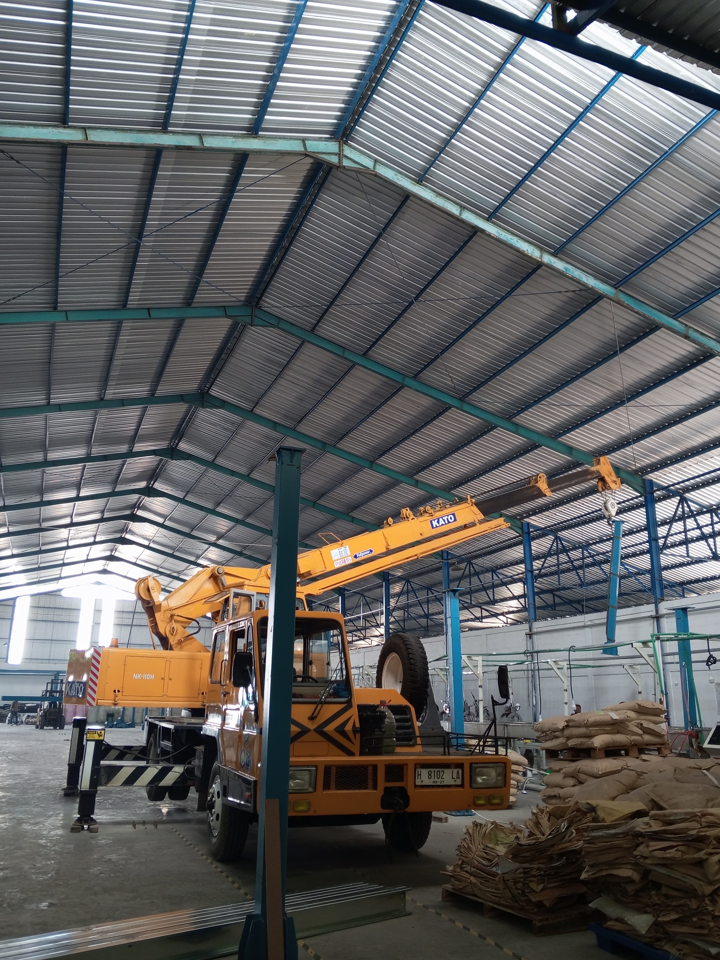 Mobil crane 12 ton erekesen baja  - CV. Sakti Trans Nusantara