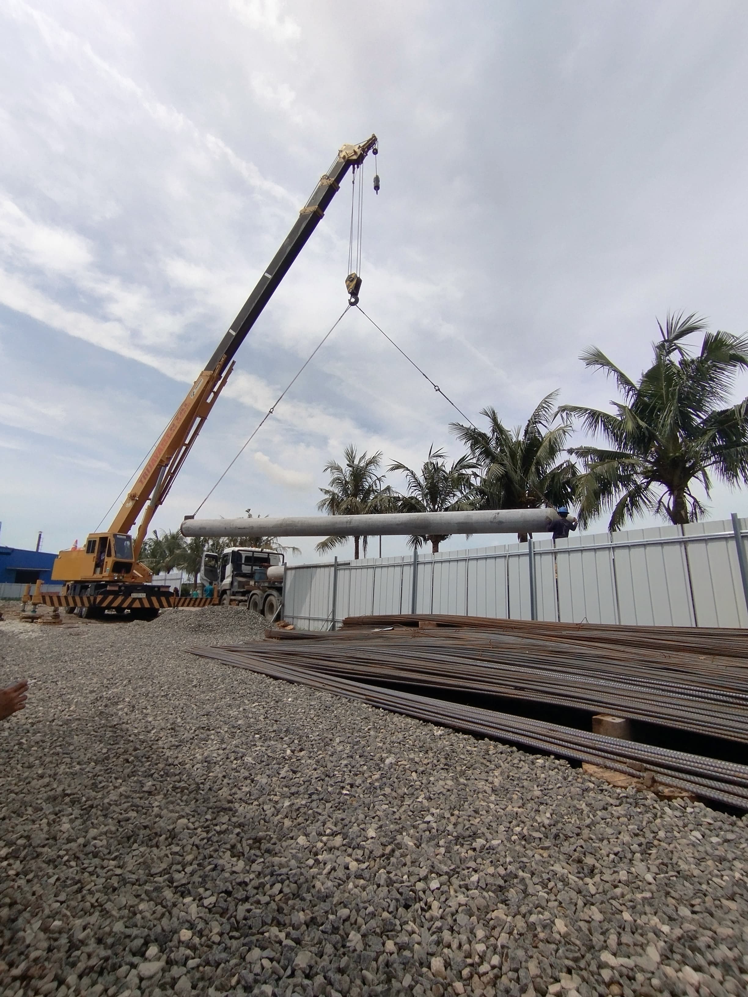 Mobil Crane 25 ton bongkar betoneser - CV. Sakti Trans Nusantara