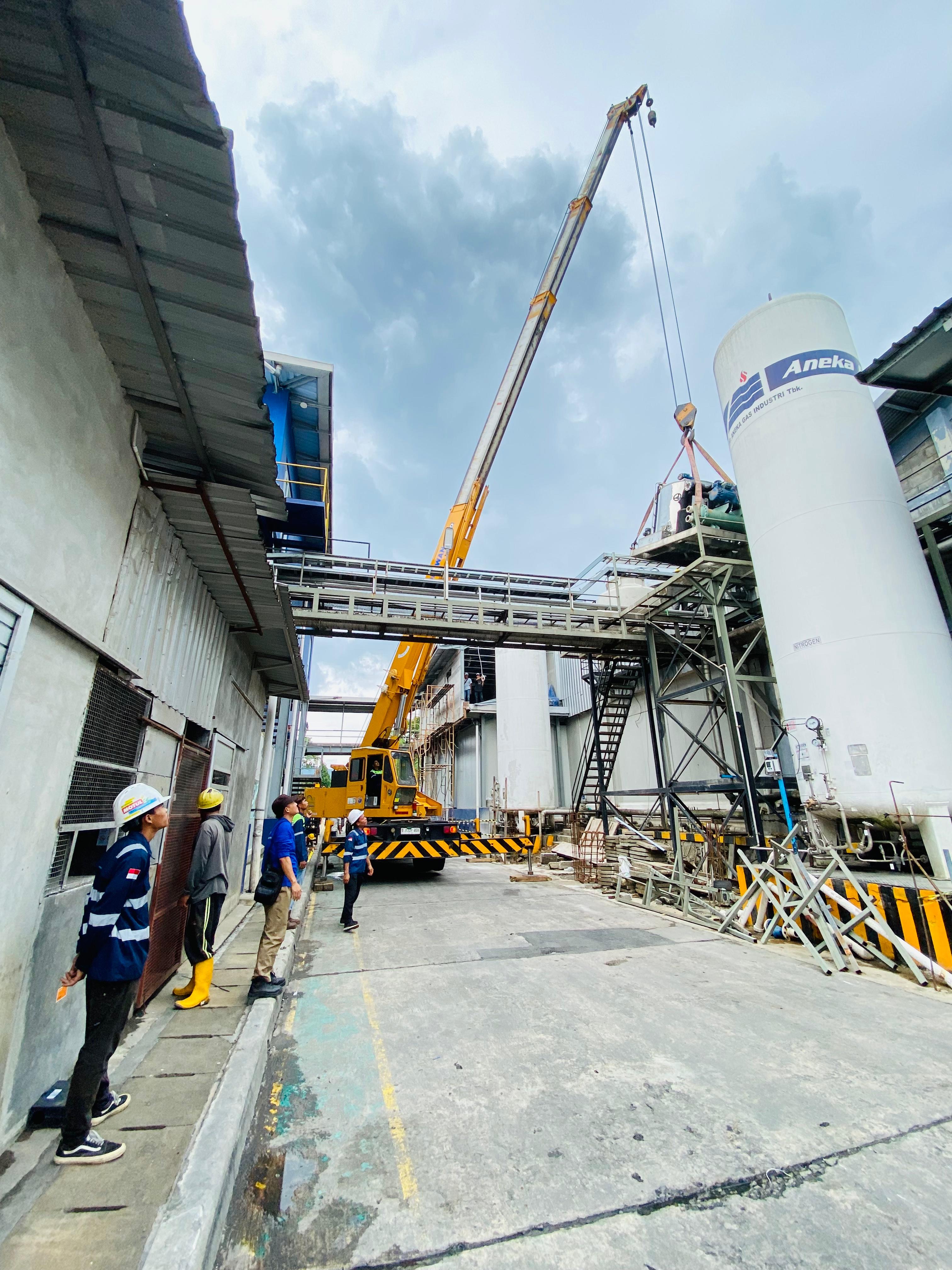 Mobil crane 25 ton bongkar mesin  - CV. Sakti Trans Nusantara