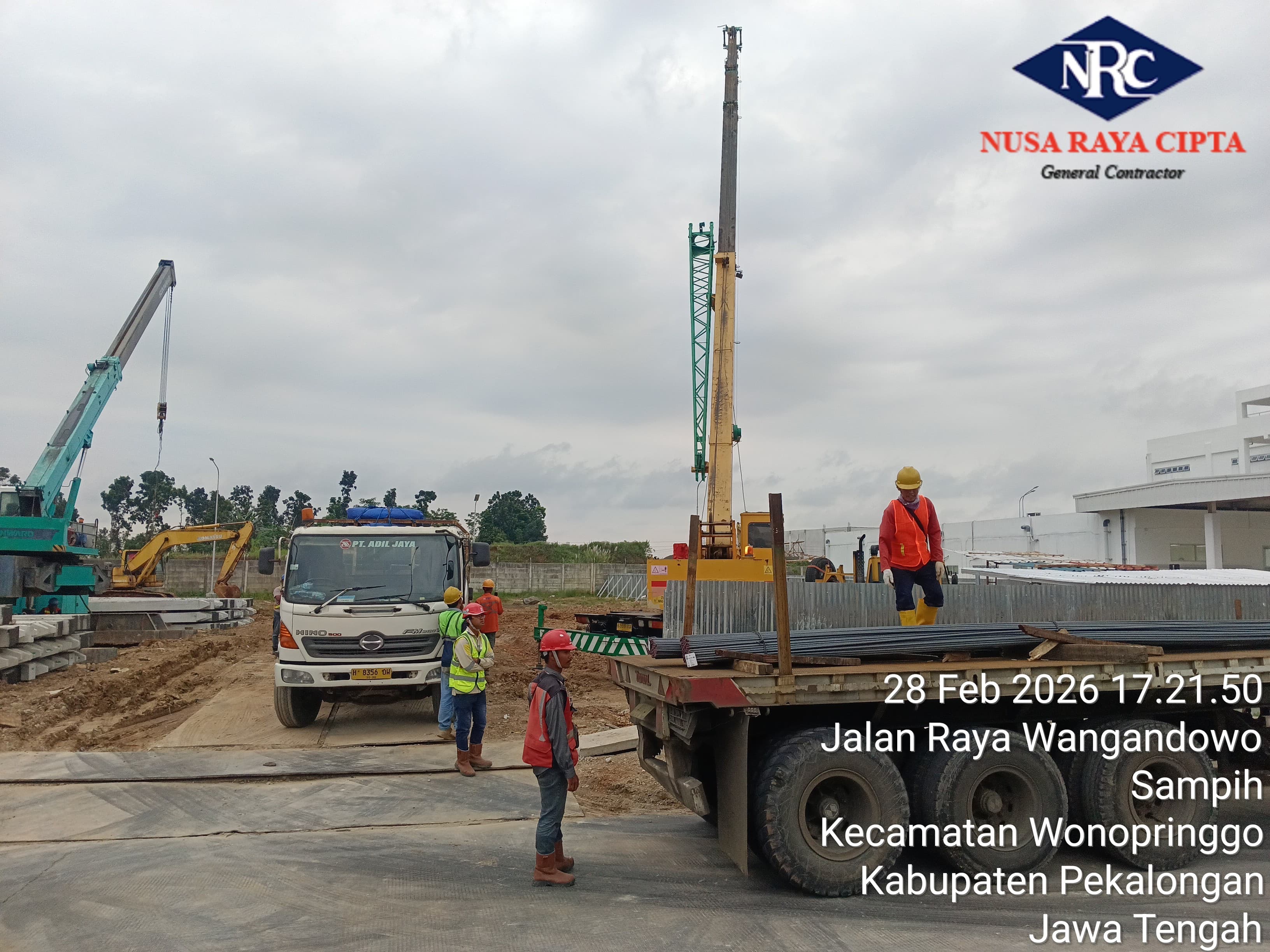 Mobil crane 25 ton langsir besi proyek - CV. Sakti Trans Nusantara