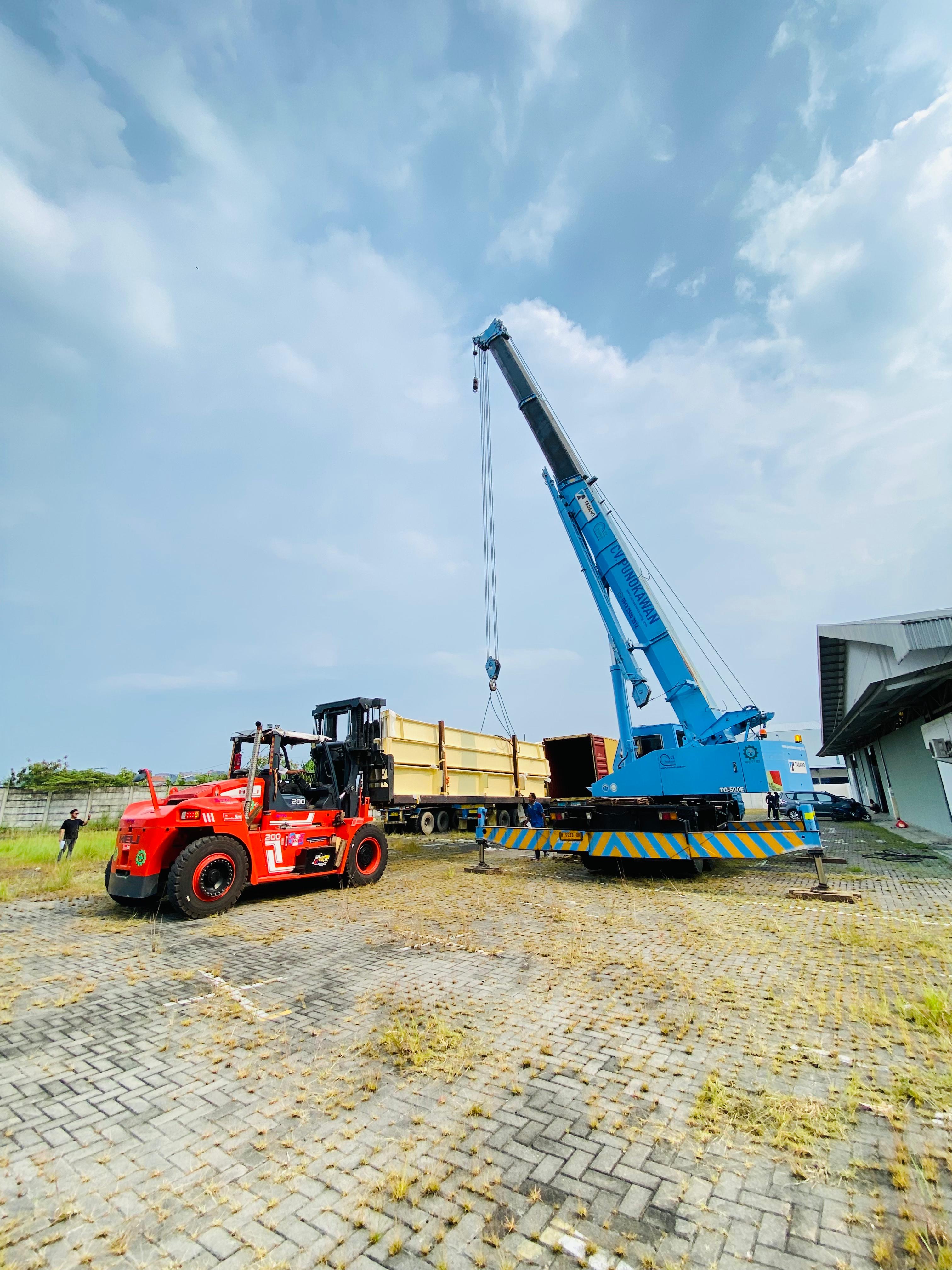 Mobil crane 50 ton & Forklift 20 ton unloading baja - CV. Sakti Trans Nusantara
