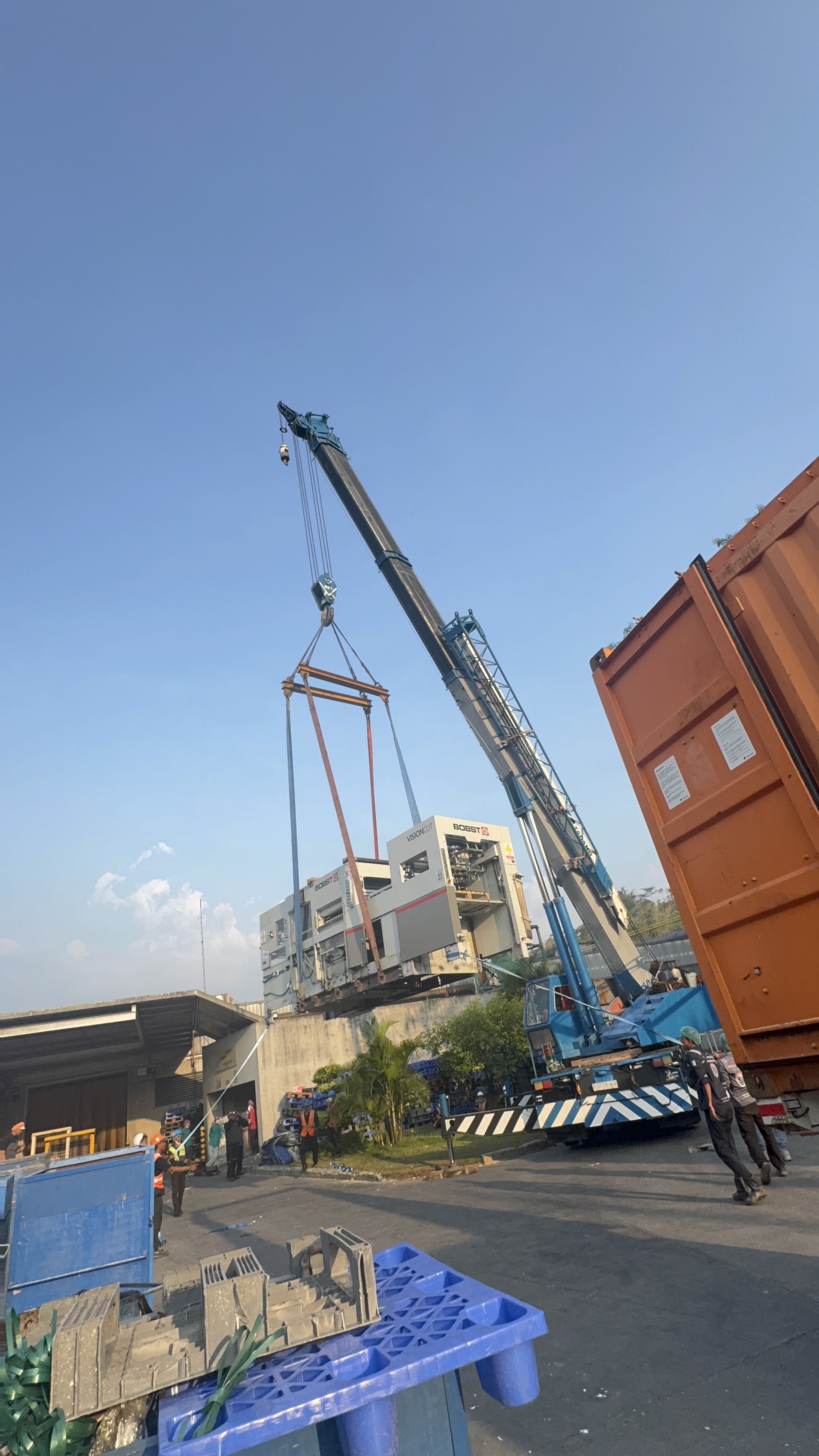 Mobil crane 50 ton bongkar mesin container open top - CV. Sakti Trans Nusantara