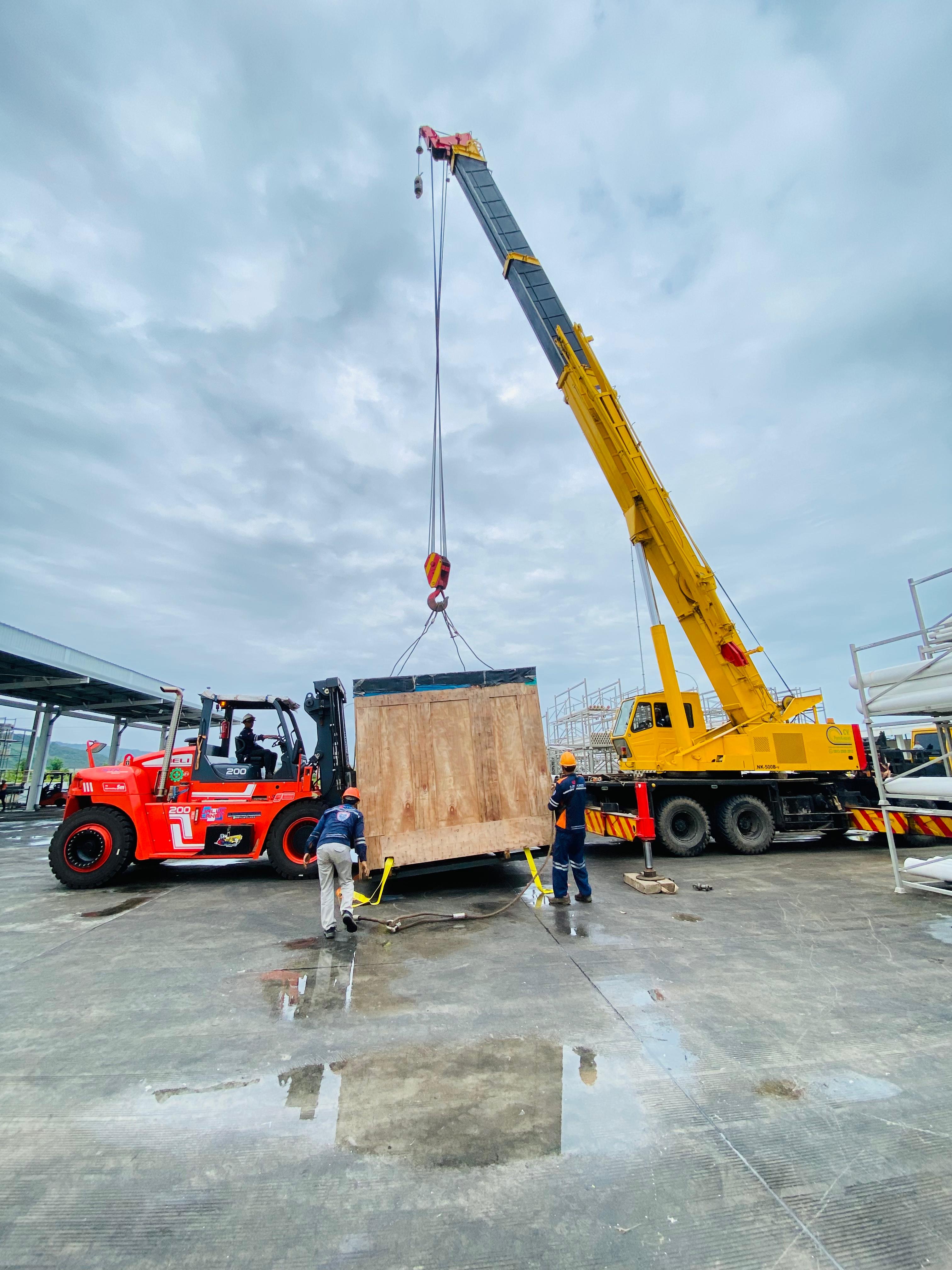 Mobil crane 50 ton dan forklift 20 ton unloading mesin - CV. Sakti Trans Nusantara