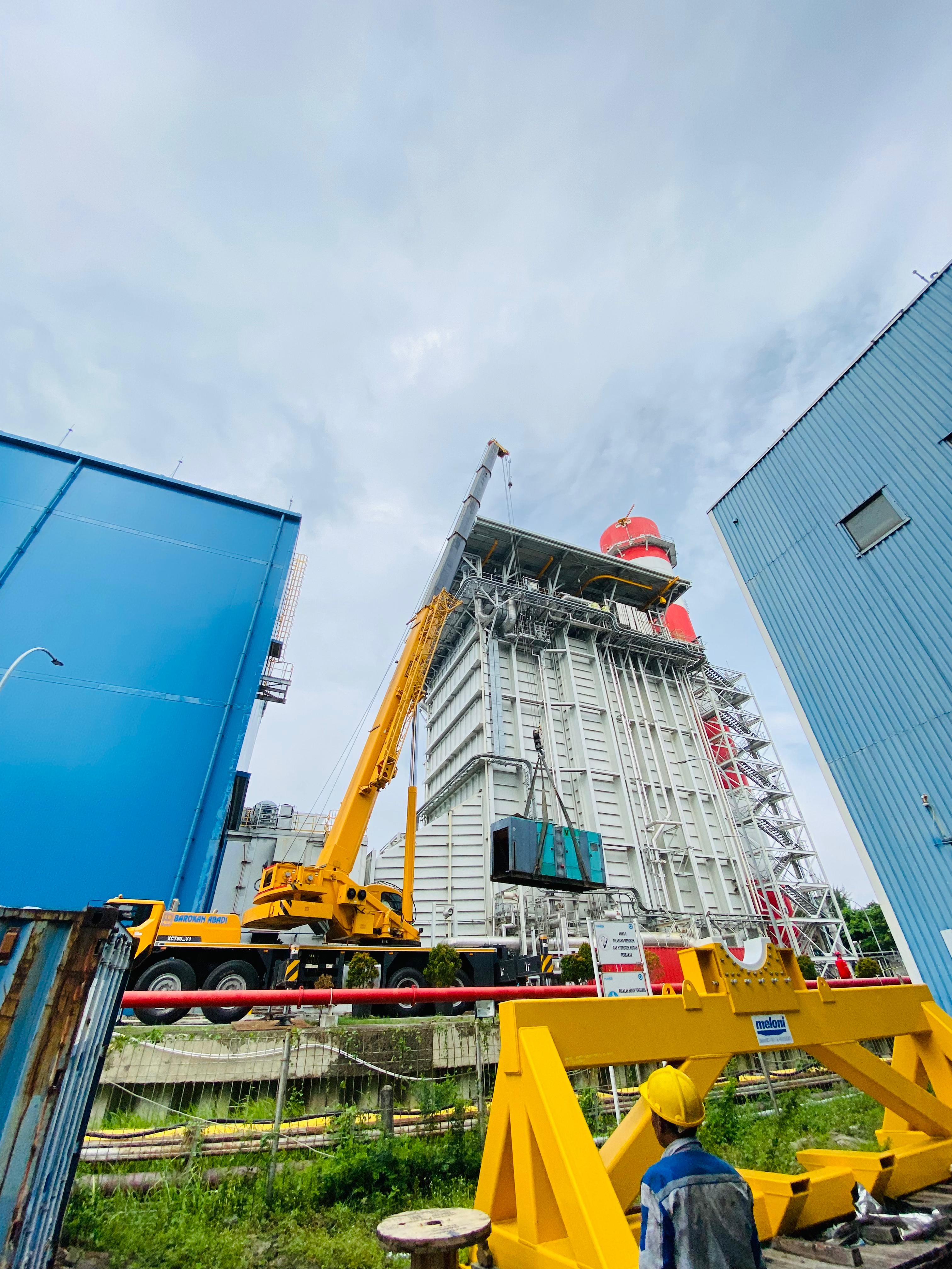 Mobil crane 80 ton moving genset PLTU Tambaklorok - CV. Sakti Trans Nusantara