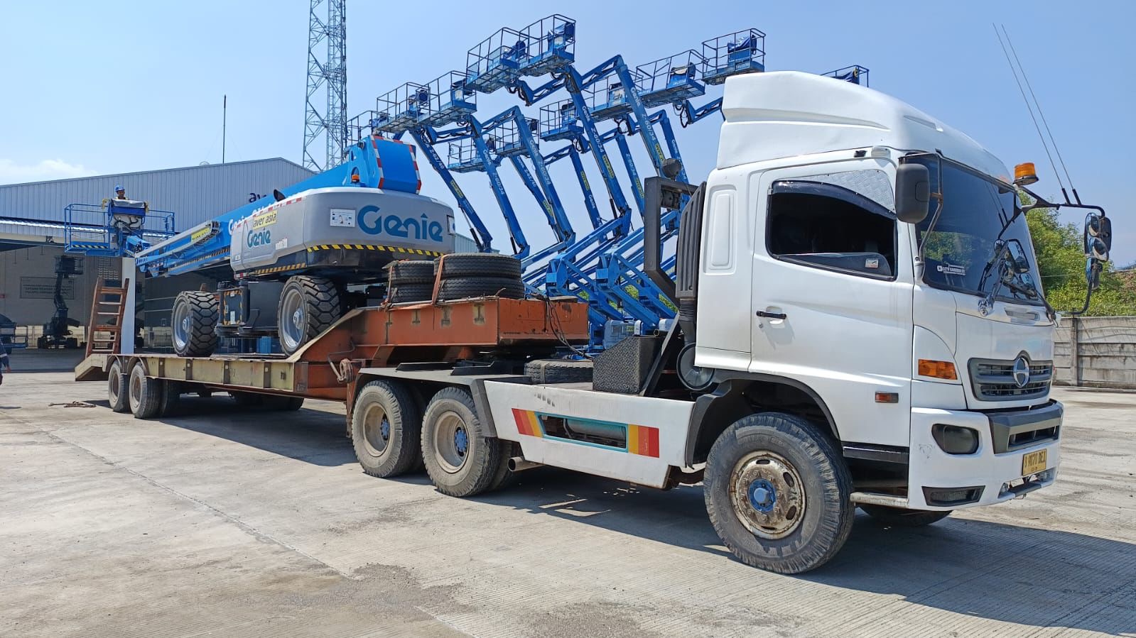 Mobilisasi lowbed muat scissorslift - CV. Sakti Trans Nusantara