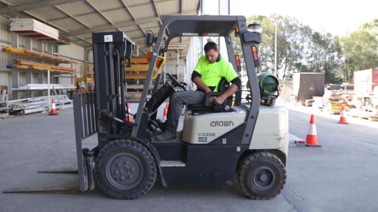 Rental Forklift Semarang Terpercaya Harga Bersaing - CV. Sakti Trans Nusantara
