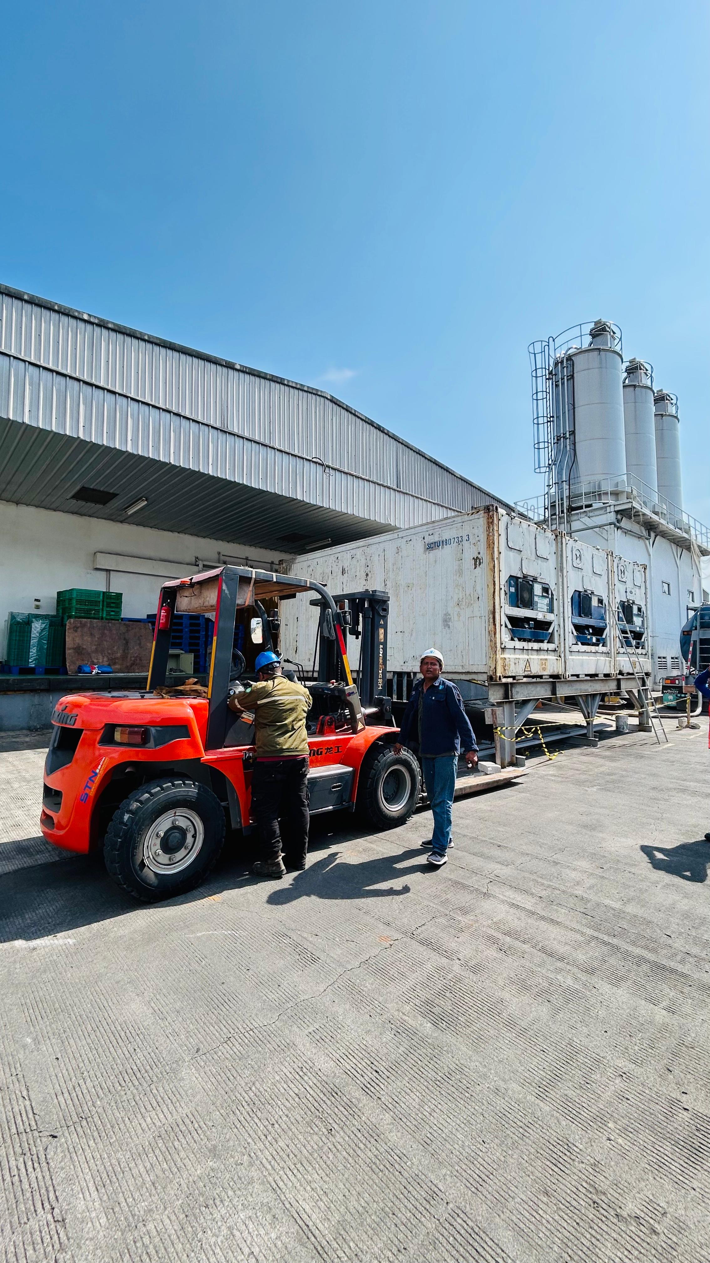 Rental Forklift Semarang untuk Pekerjaan Malam Hari - CV. Sakti Trans Nusantara