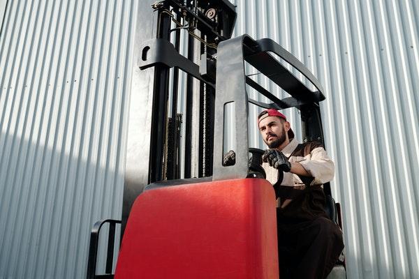 Sewa Forklift Semarang untuk Kegiatan Manufaktur dan Pergudangan - CV. Sakti Trans Nusantara