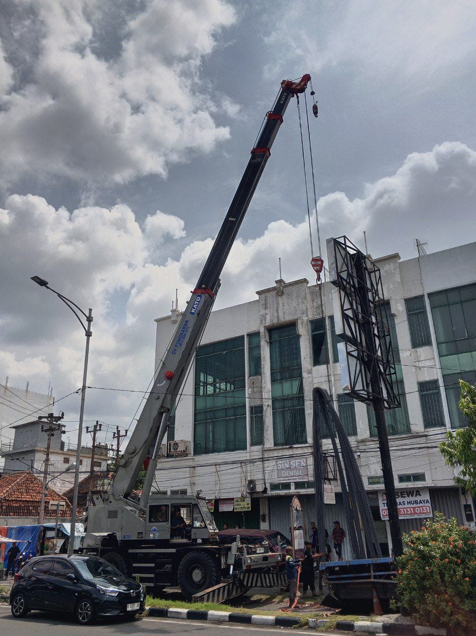 Roughter crane 25 ton bongkar besi  - CV. Sakti Trans Nusantara