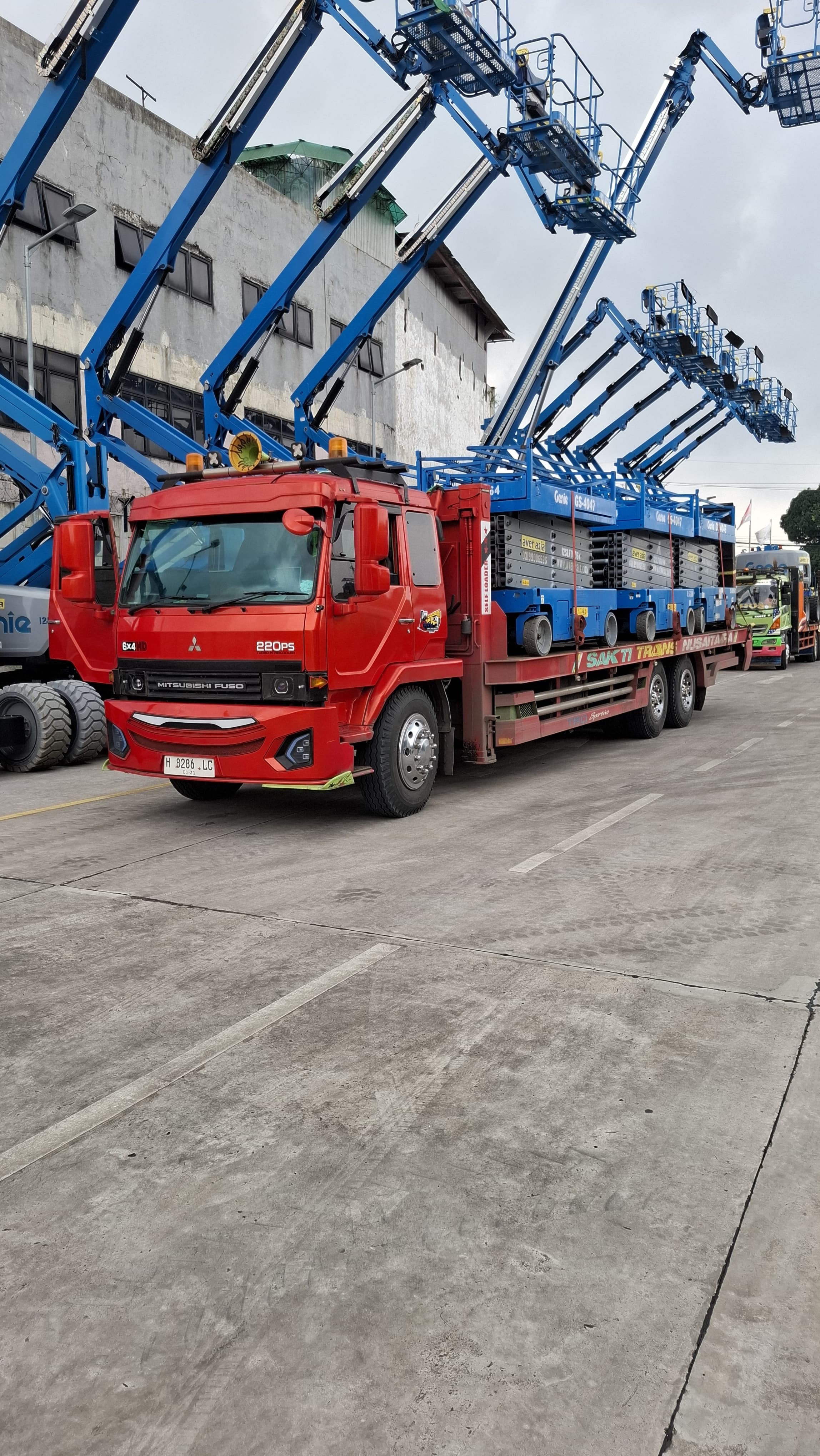 Selfloader mobilisasi langsir scissorslift - CV. Sakti Trans Nusantara