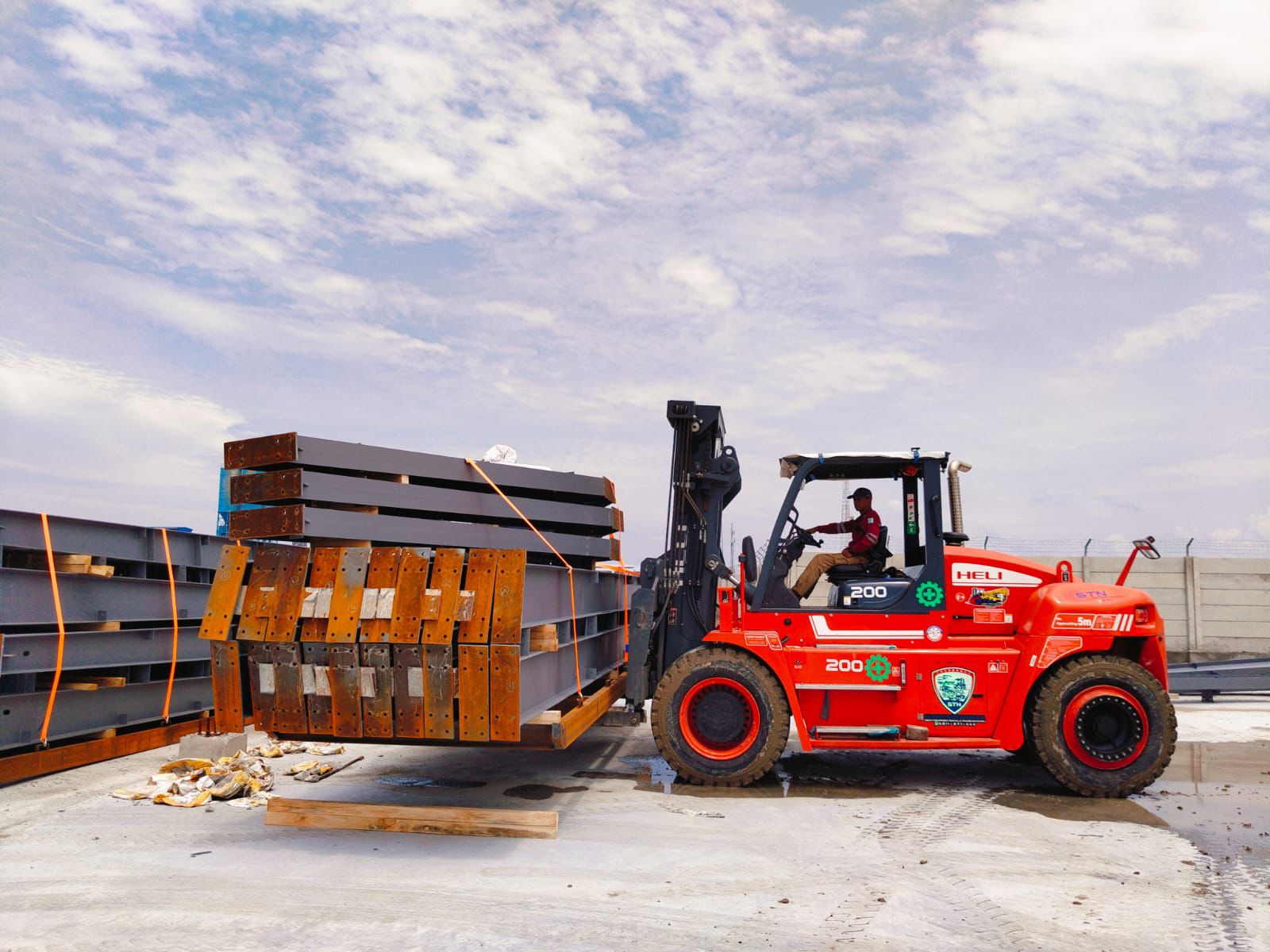 Sewa Forklift Semarang untuk Industri Logistik - CV. Sakti Trans Nusantara