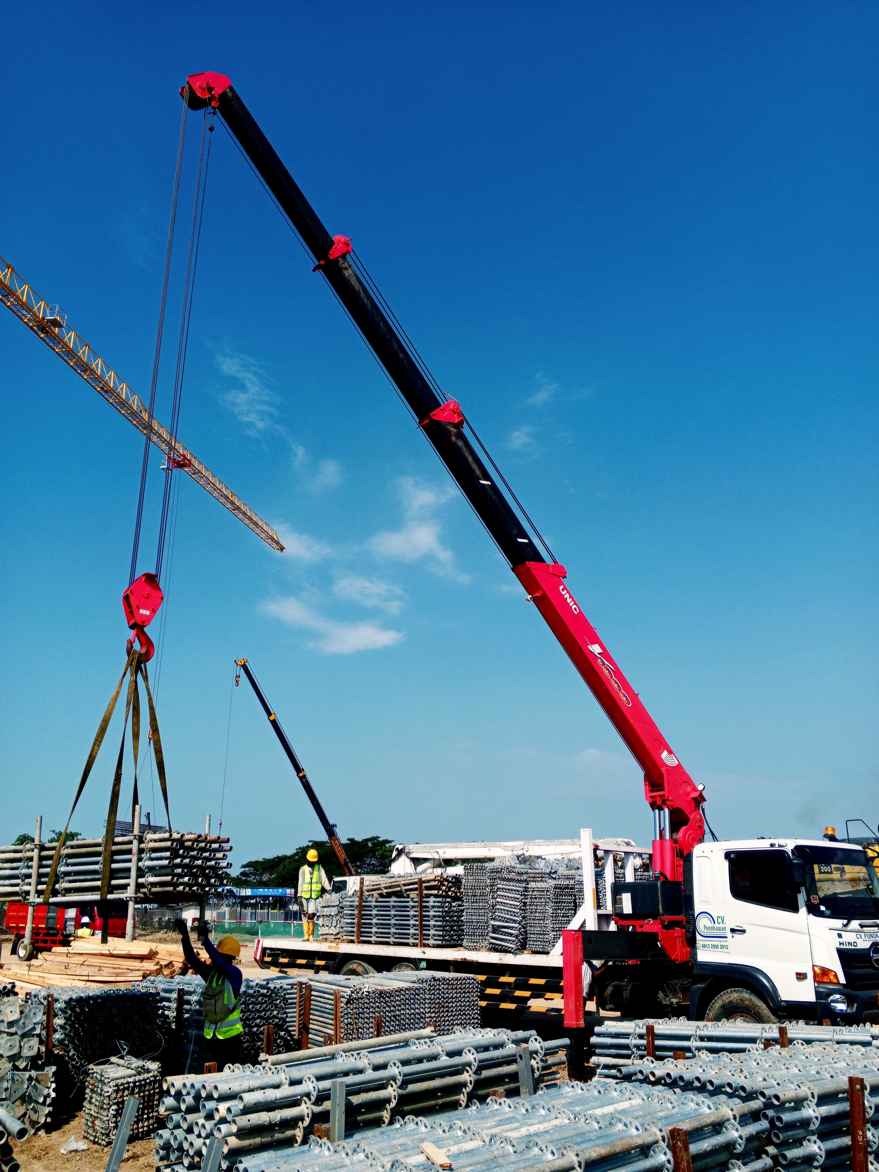 Tmc 10 ton moving material proyek - CV. Sakti Trans Nusantara
